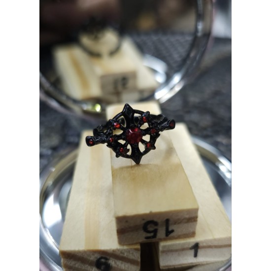 Dükkan Design Y2K - Gotik, Modern, Çok Şık Kırmızı Taş Detaylı Haç Yüzük Dükkan Design Y2K - Gotik, Modern, Çok Şık Kırmızı Taş Detaylı Haç Yüzük