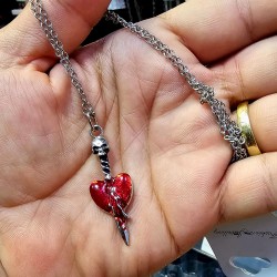 DÜKKAN DESİGNMini Stabbed Heart Kuru Kafa Detaylı Kolye