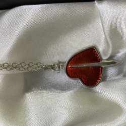 Stabbed Heart Mineli Kırmızı Kılıç Kolye