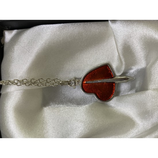 Stabbed Heart Mineli Kırmızı Kılıç Kolye