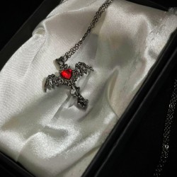 DÜKKAN DESİGN KALP TAŞLI YARASA KANATLI GOTİK HAÇ KOLYE