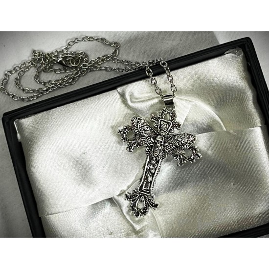 DÜKKAN DESİGN GÜMÜŞ RENK ÖLÜM BAŞLI KELEBEK HAÇI KOLYESİ