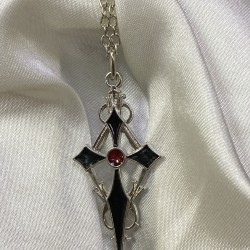 Gotik Vampir Sivri Haç Kolye gümüş-siyah