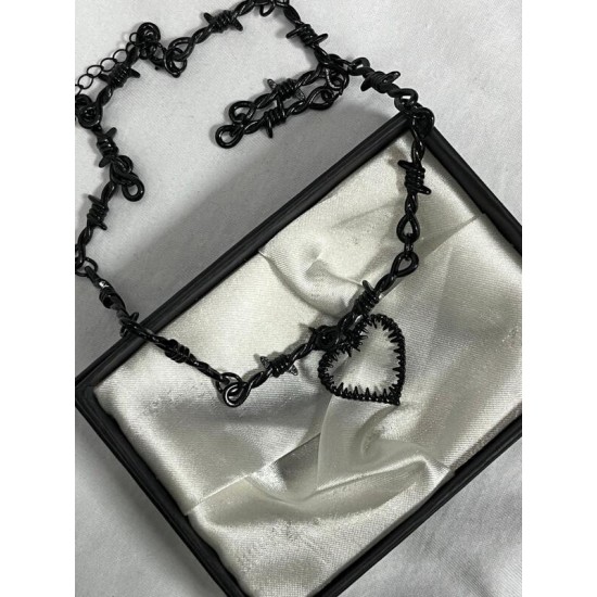 DÜKKAN DESİGN DİKENLİ KALP VE ZİNCİR GOTİK KOLYE