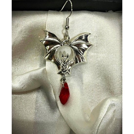 DÜKKAN DESİGN KIRMIZI TAŞLI GOTİK YARASA KÜPE