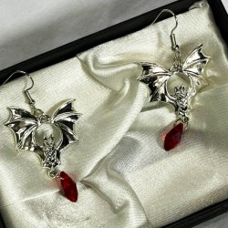 DÜKKAN DESİGN KIRMIZI TAŞLI GOTİK YARASA KÜPE