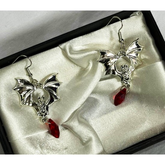 DÜKKAN DESİGN KIRMIZI TAŞLI GOTİK YARASA KÜPE