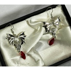 DÜKKAN DESİGN KIRMIZI TAŞLI GOTİK YARASA KÜPE