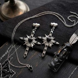 DÜKKAN DESİGN KALPLİ GOTİK HAÇ KÜPE