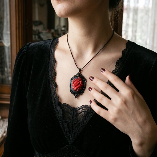 DÜKKAN DESİGN RED ROSE RELİC KABARTMA GÜL KOLYE